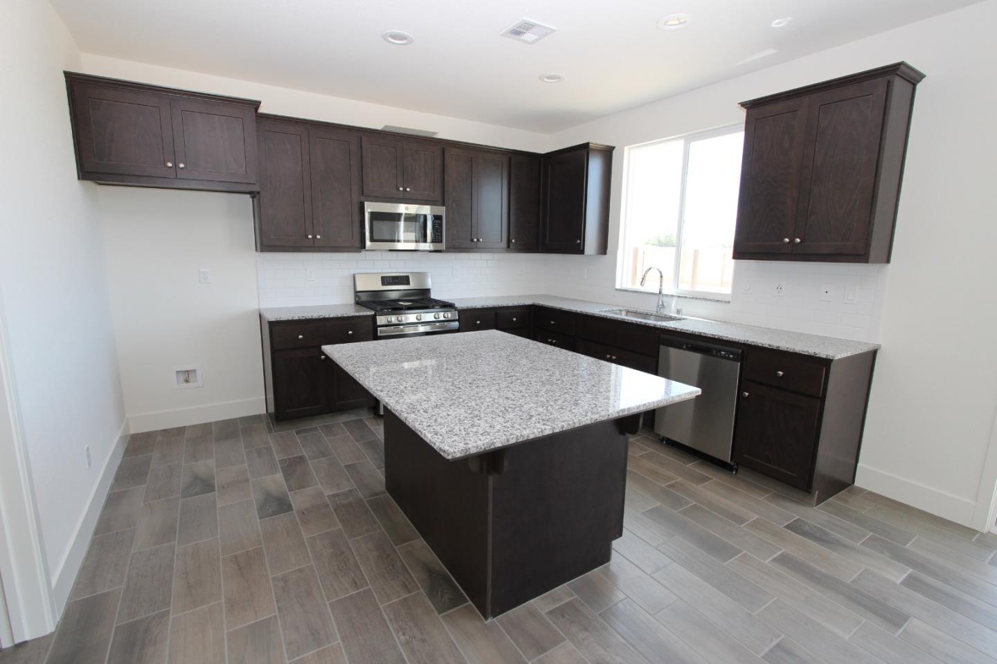 Detail Gallery Image 1 of 10 For 1117 Pearl Dr #1-9,  Los Banos,  CA 93635 - 5 Beds | 2 Baths