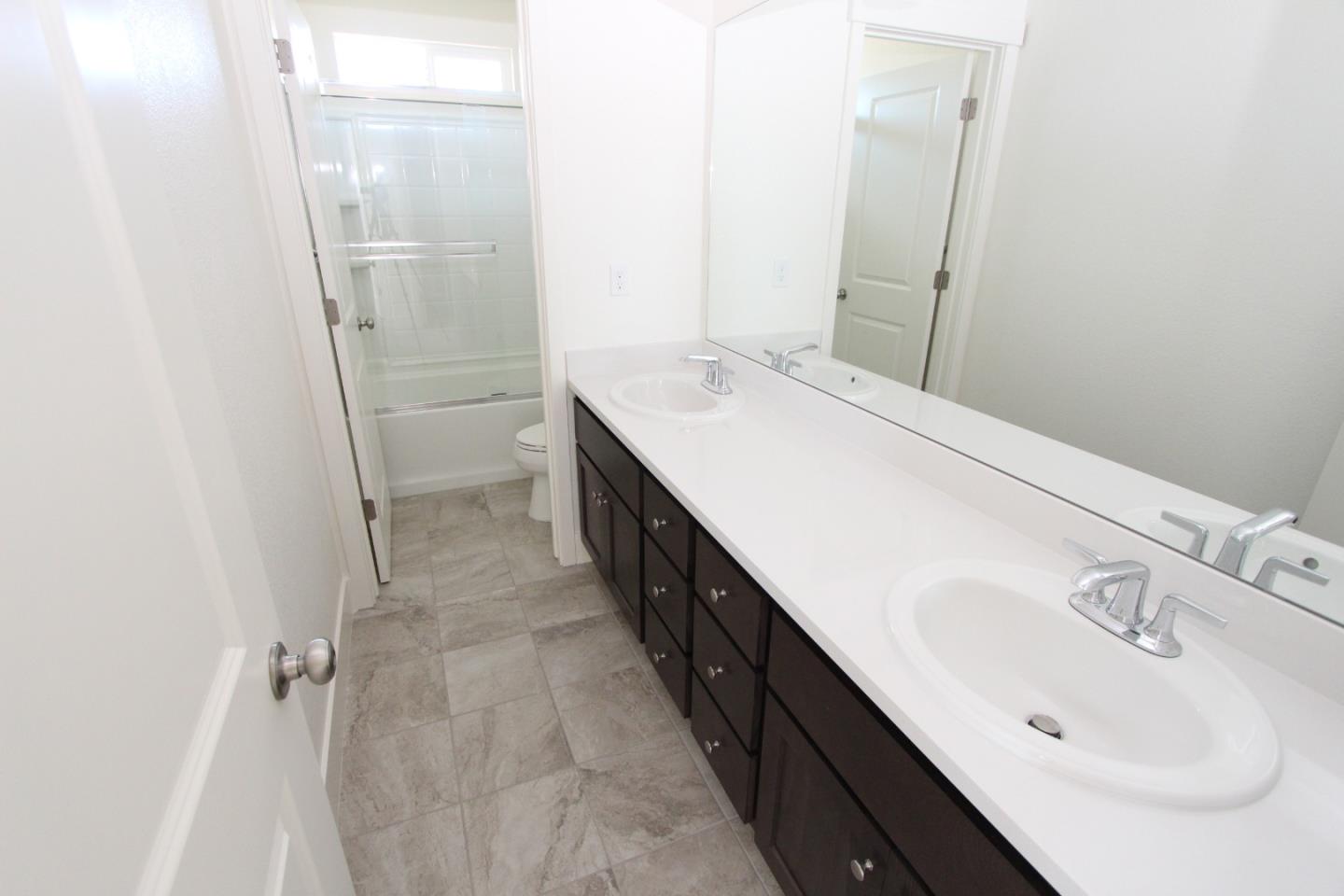 Detail Gallery Image 9 of 10 For 1117 Pearl Dr #1-9,  Los Banos,  CA 93635 - 5 Beds | 2 Baths