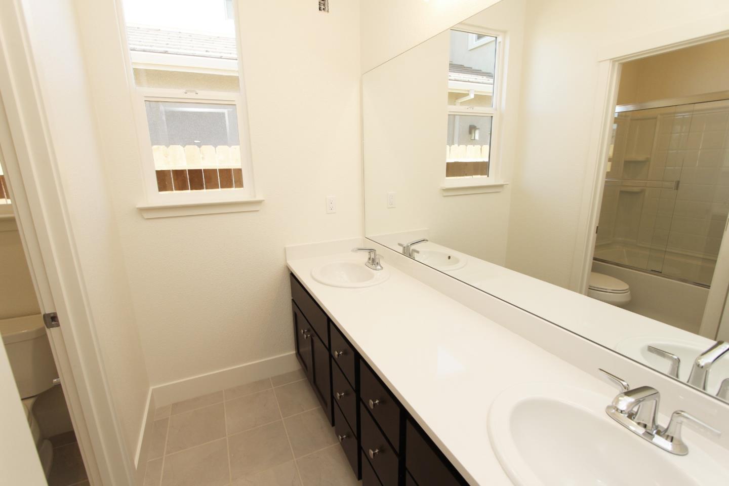 Detail Gallery Image 3 of 11 For 1141 Pearl Dr #1-15,  Los Banos,  CA 93635 - 4 Beds | 2 Baths