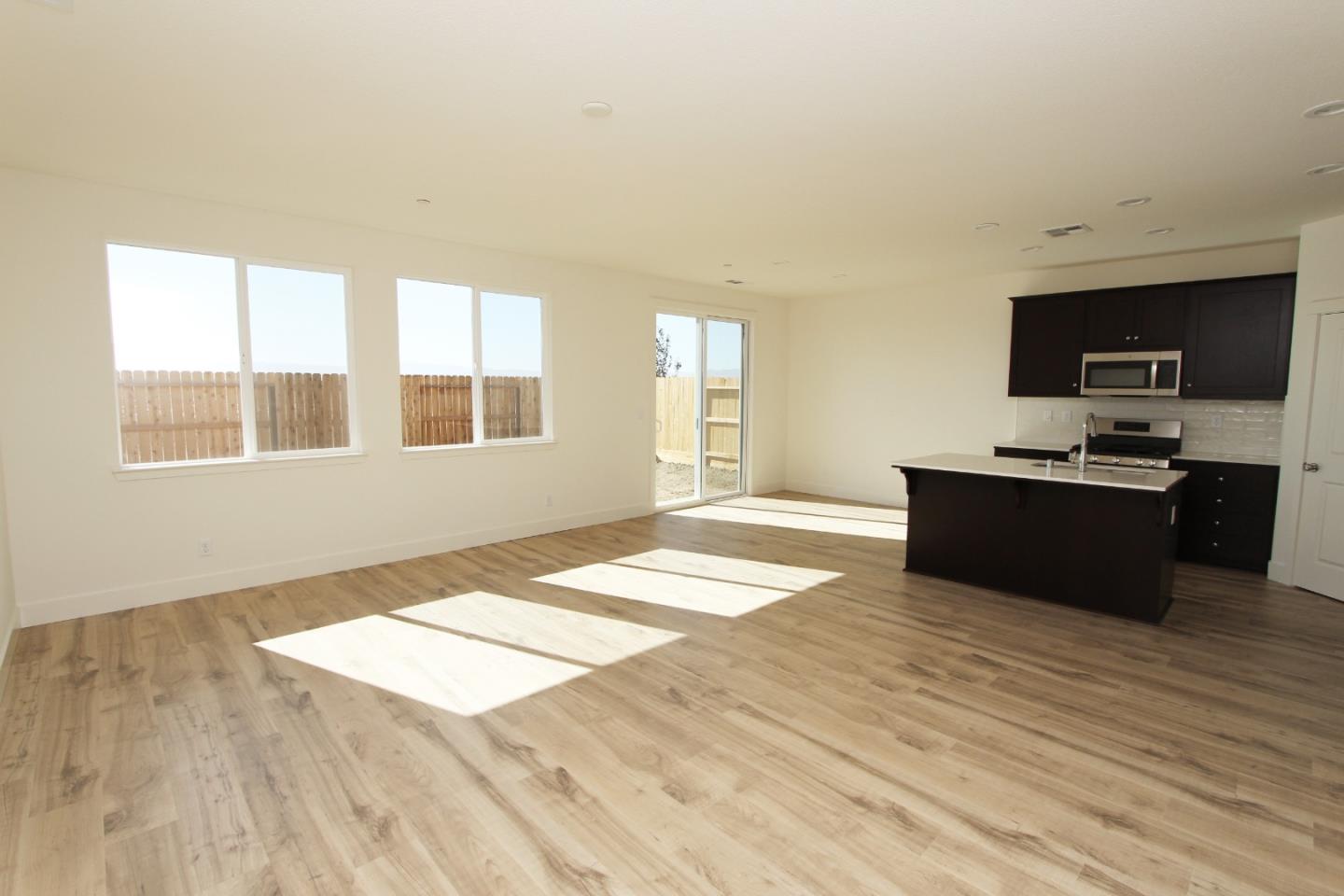 Detail Gallery Image 5 of 11 For 1141 Pearl Dr #1-15,  Los Banos,  CA 93635 - 4 Beds | 2 Baths