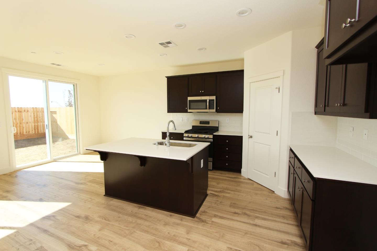 Detail Gallery Image 6 of 11 For 1141 Pearl Dr #1-15,  Los Banos,  CA 93635 - 4 Beds | 2 Baths