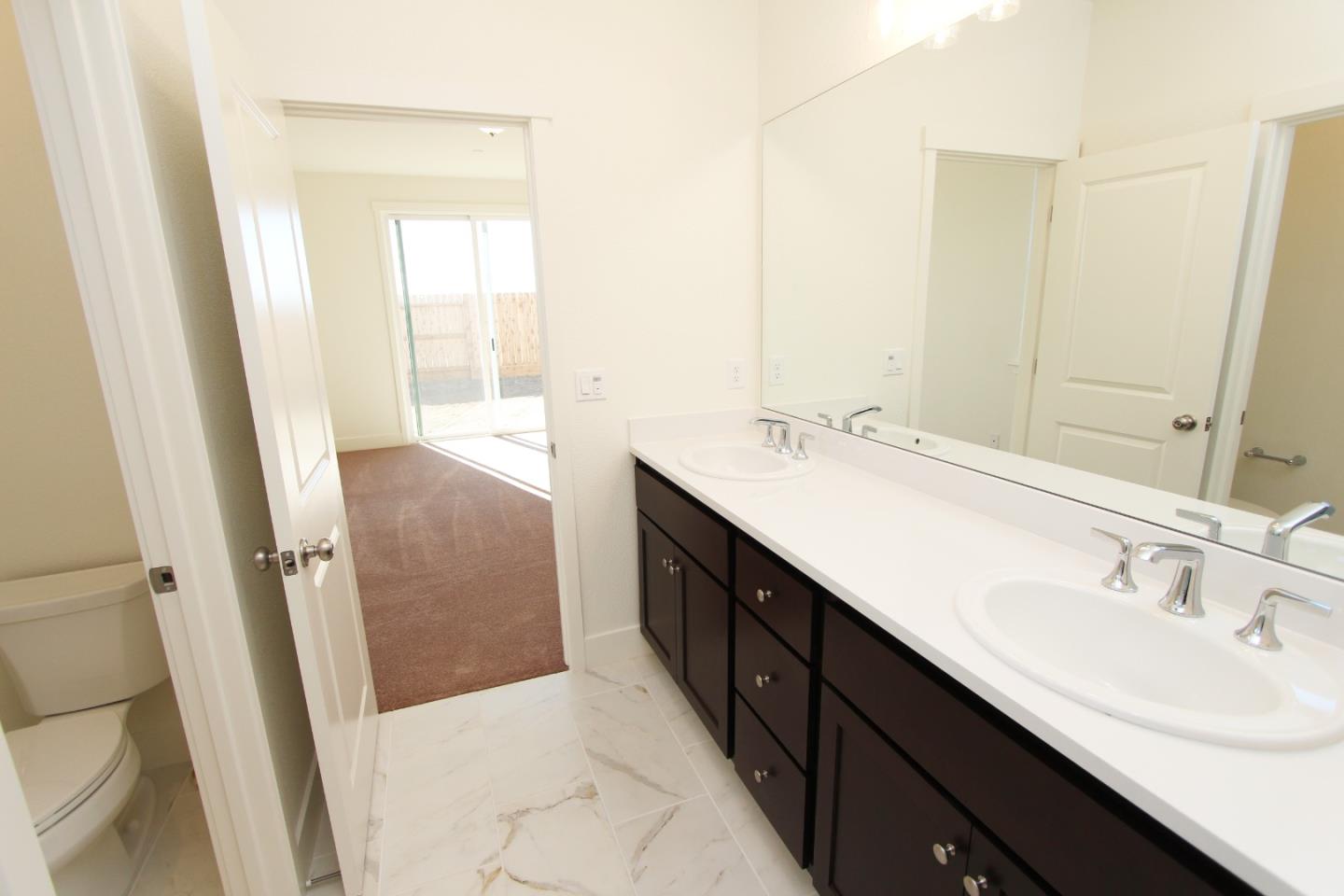 Detail Gallery Image 8 of 11 For 1141 Pearl Dr #1-15,  Los Banos,  CA 93635 - 4 Beds | 2 Baths