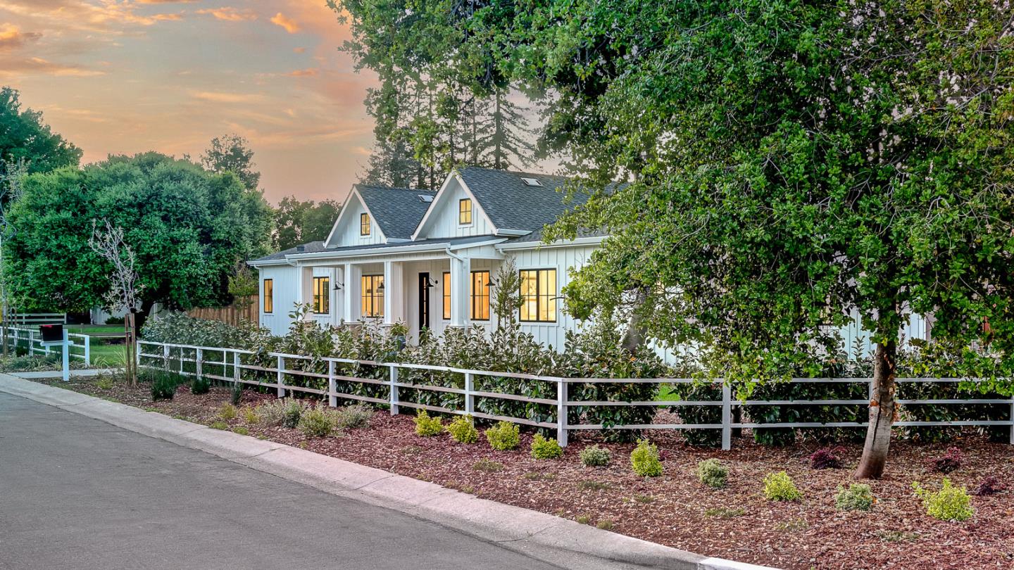 Detail Gallery Image 2 of 28 For 831 Arroyo Rd, Los Altos,  CA 94024 - 5 Beds | 4/1 Baths