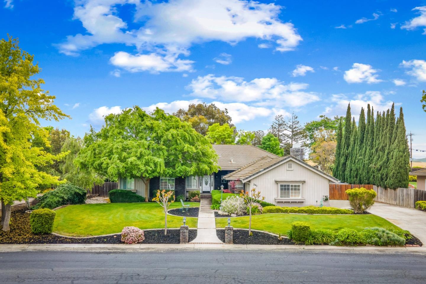 Detail Gallery Image 1 of 1 For 341 Tierra Del Sol, Hollister,  CA 95023 - 3 Beds | 3 Baths