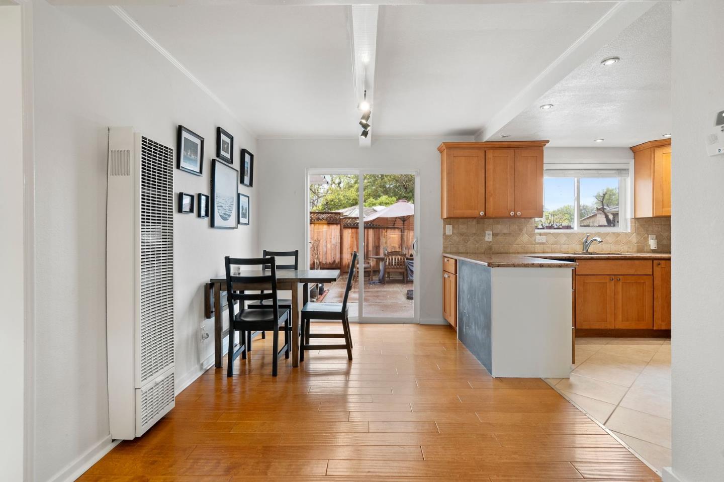 Detail Gallery Image 8 of 24 For 1223 Alameda De Las Pulgas, San Carlos,  CA 94070 - 2 Beds | 1 Baths