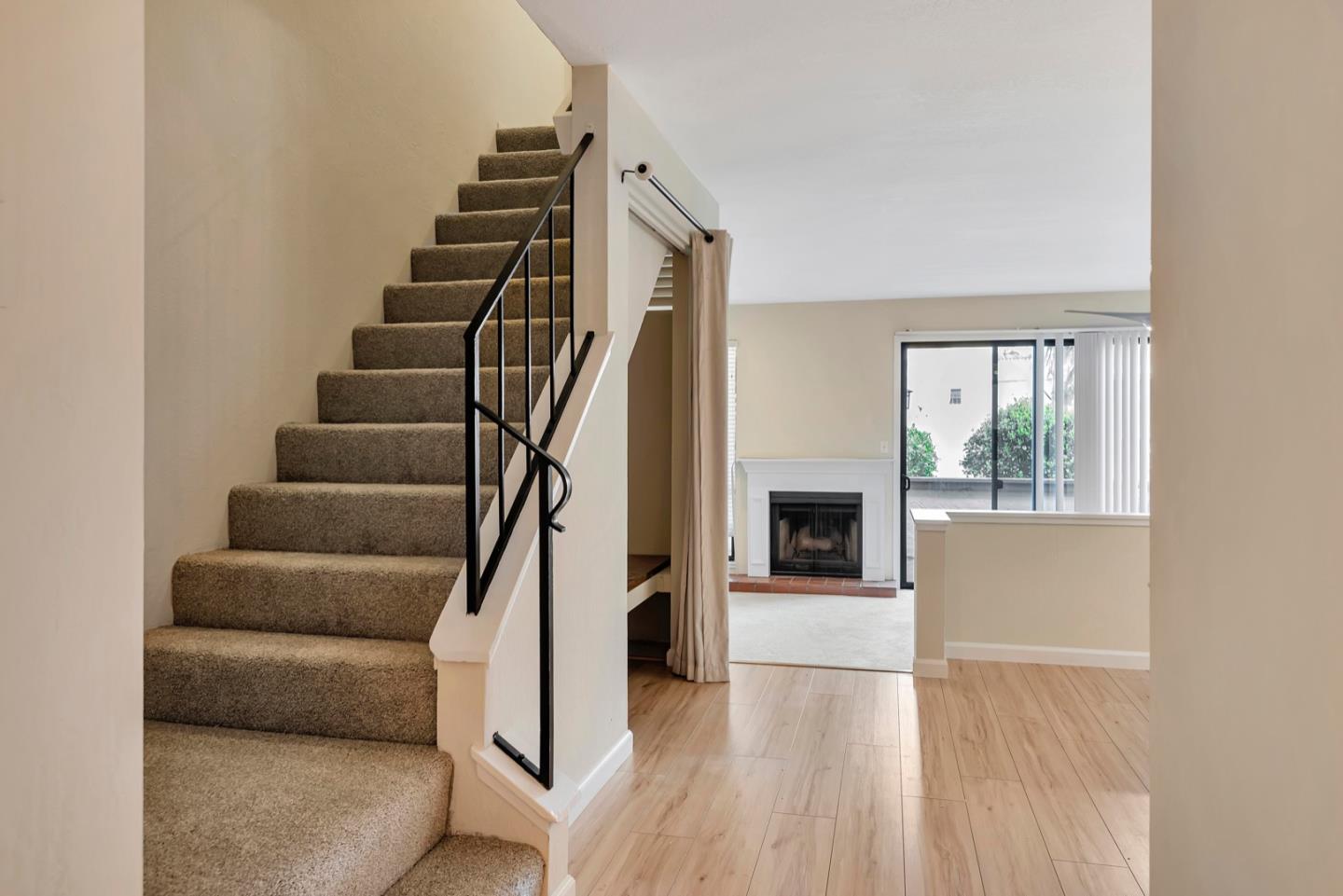 Detail Gallery Image 5 of 22 For 747 El Camino Real #1,  Burlingame,  CA 94010 - 2 Beds | 2/1 Baths