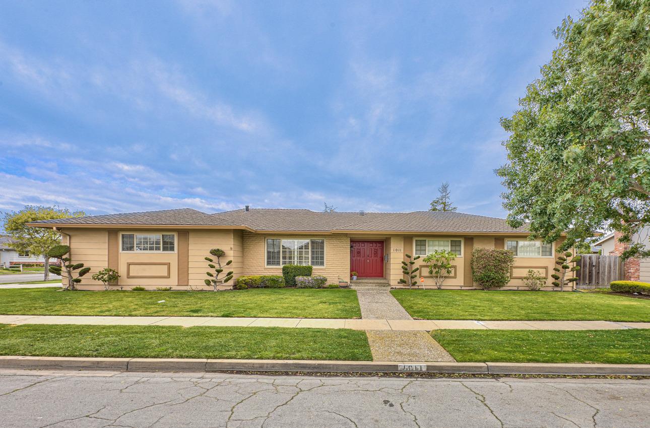 Detail Gallery Image 1 of 1 For 1011 Sierra Madre Dr, Salinas,  CA 93901 - 3 Beds | 2 Baths