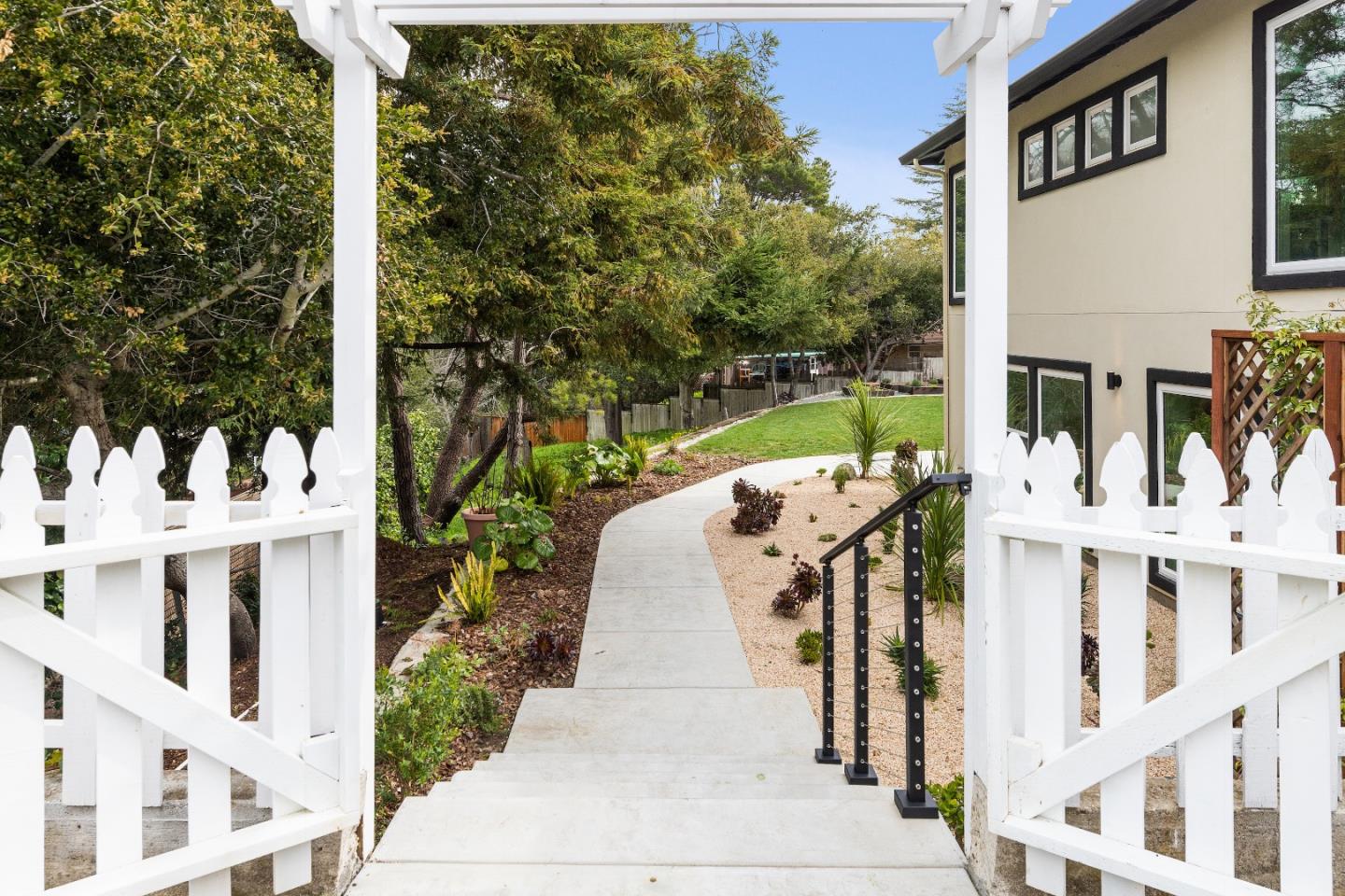Detail Gallery Image 1 of 1 For 1530 Lakeview Dr #B,  Hillsborough,  CA 94010 - 2 Beds | 1 Baths