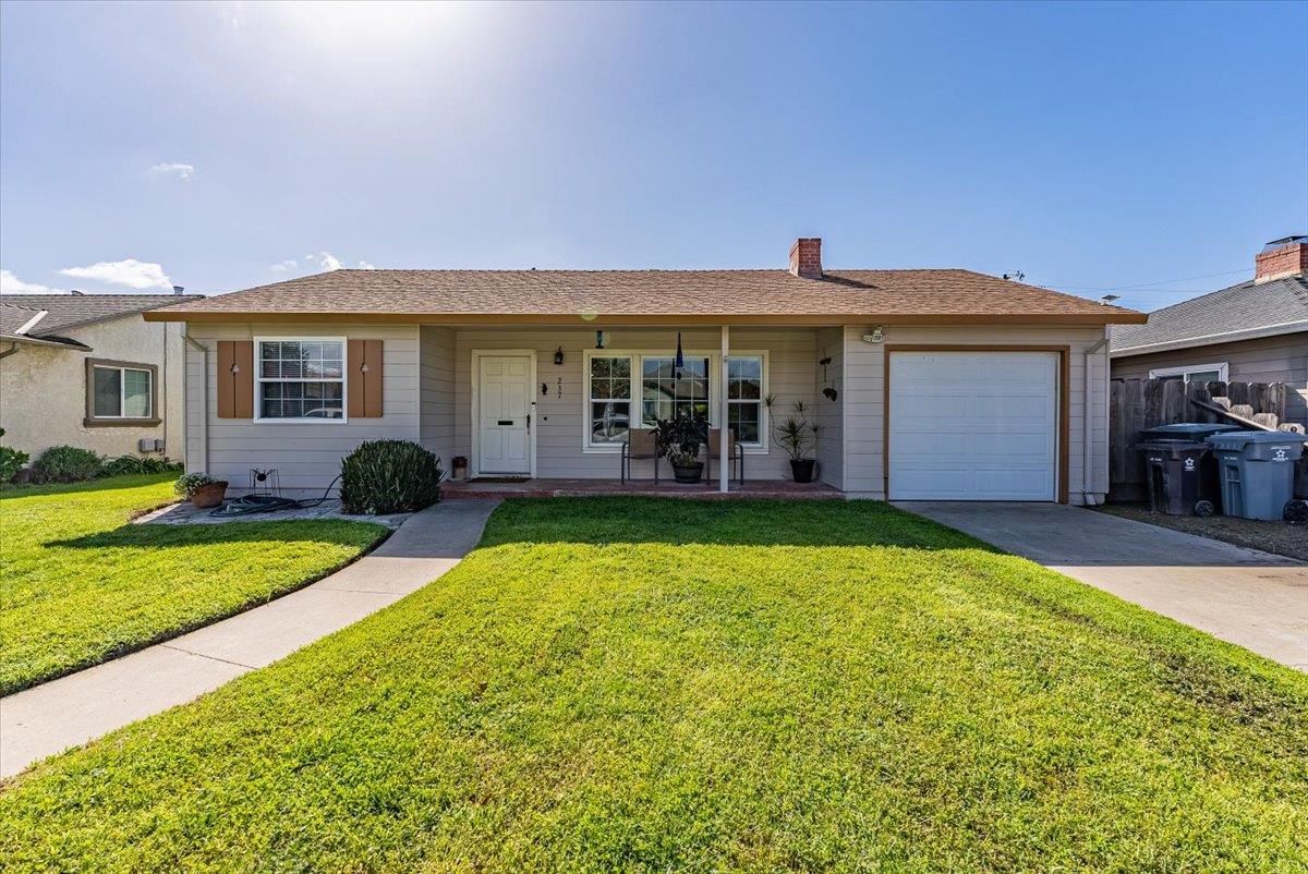 Detail Gallery Image 1 of 1 For 237 Loma Dr, Salinas,  CA 93906 - 3 Beds | 2 Baths