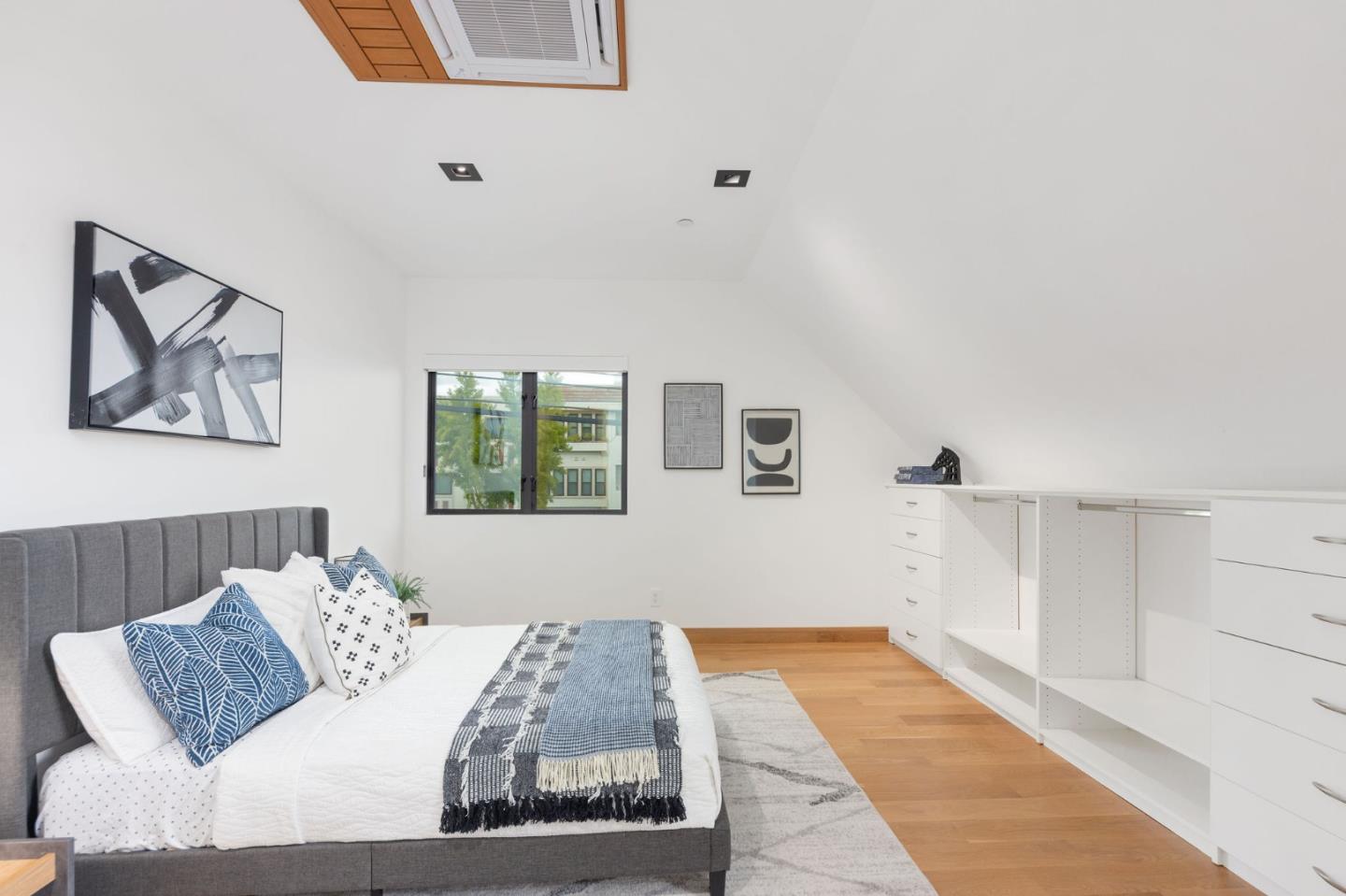 Detail Gallery Image 13 of 20 For 33 Highland Ave, Burlingame,  CA 94010 - 4 Beds | 2/1 Baths