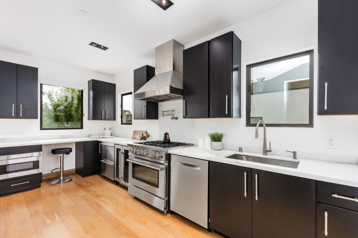 Detail Gallery Image 8 of 20 For 33 Highland Ave, Burlingame,  CA 94010 - 4 Beds | 2/1 Baths
