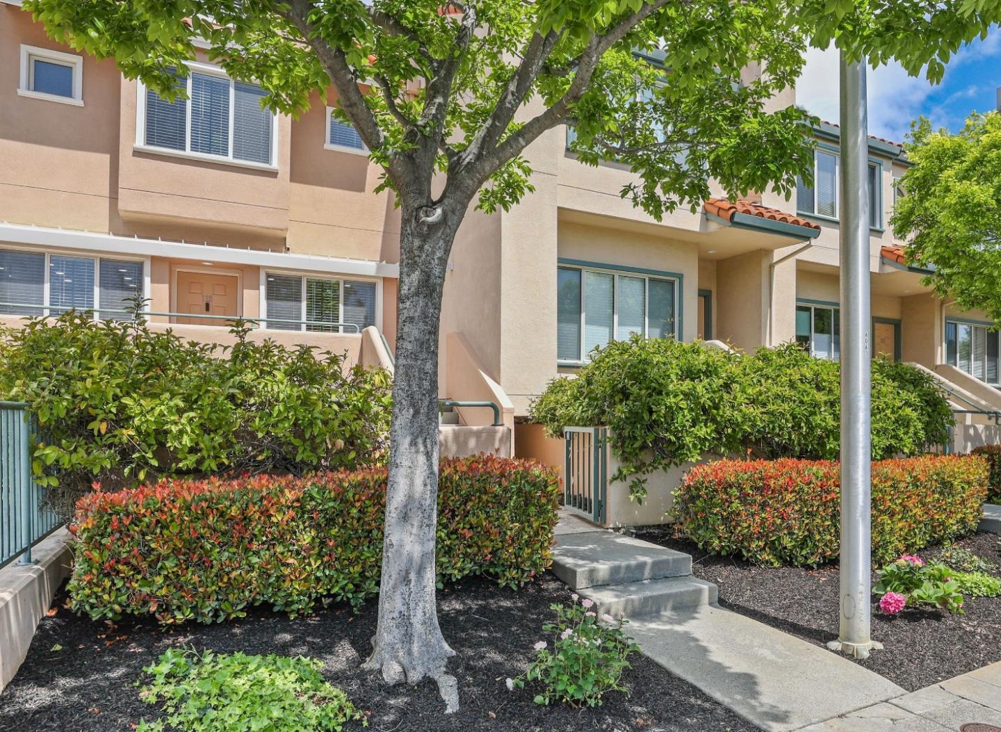 Detail Gallery Image 3 of 56 For 25 Mcaker Ct #118,  San Mateo,  CA 94403 - 3 Beds | 2/1 Baths