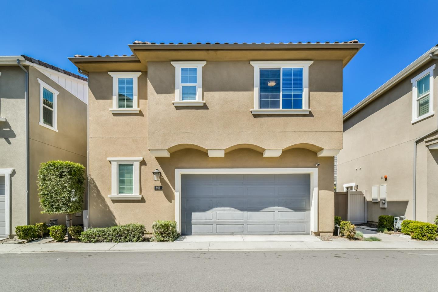 Detail Gallery Image 1 of 1 For 211 W Tribella Ct, Santa Ana,  CA 92703 - 4 Beds | 2/1 Baths