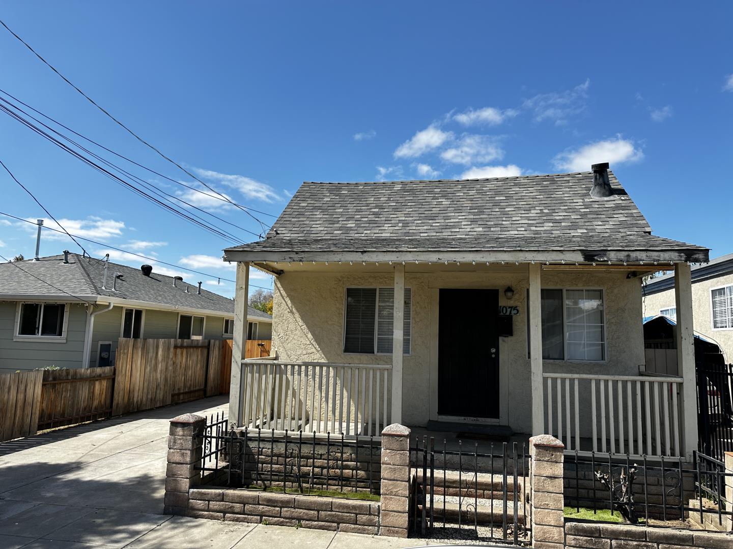 Detail Gallery Image 1 of 1 For 1075 Palm St, San Jose,  CA 95110 - 4 Beds | 2 Baths