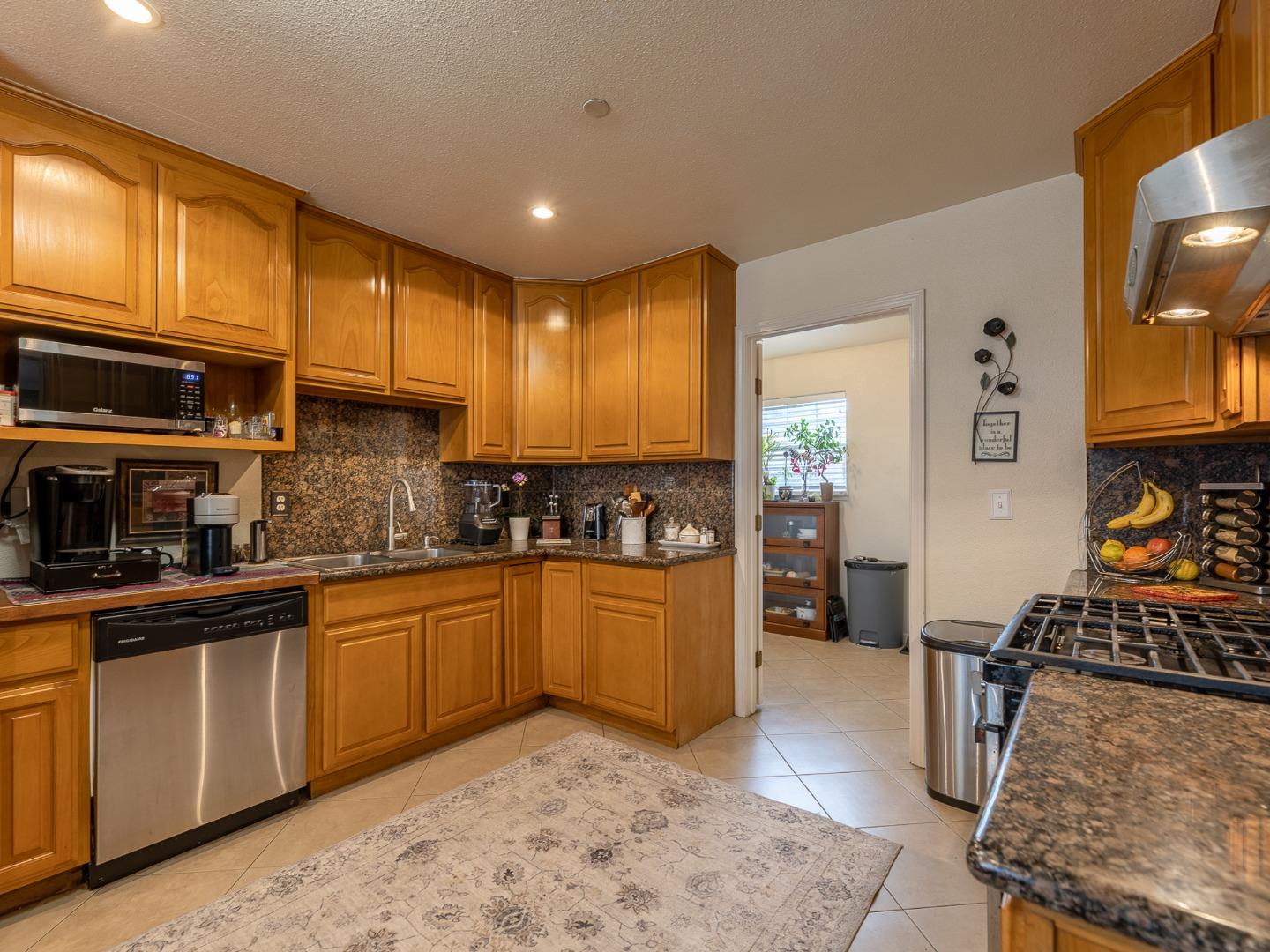 Detail Gallery Image 13 of 27 For 420 Hyland Dr, Salinas,  CA 93907 - 3 Beds | 2 Baths
