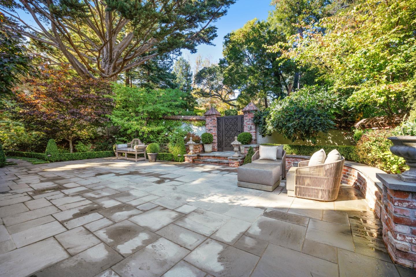 Detail Gallery Image 10 of 157 For 2415 Summit Dr, Hillsborough,  CA 94010 - 4 Beds | 3/1 Baths