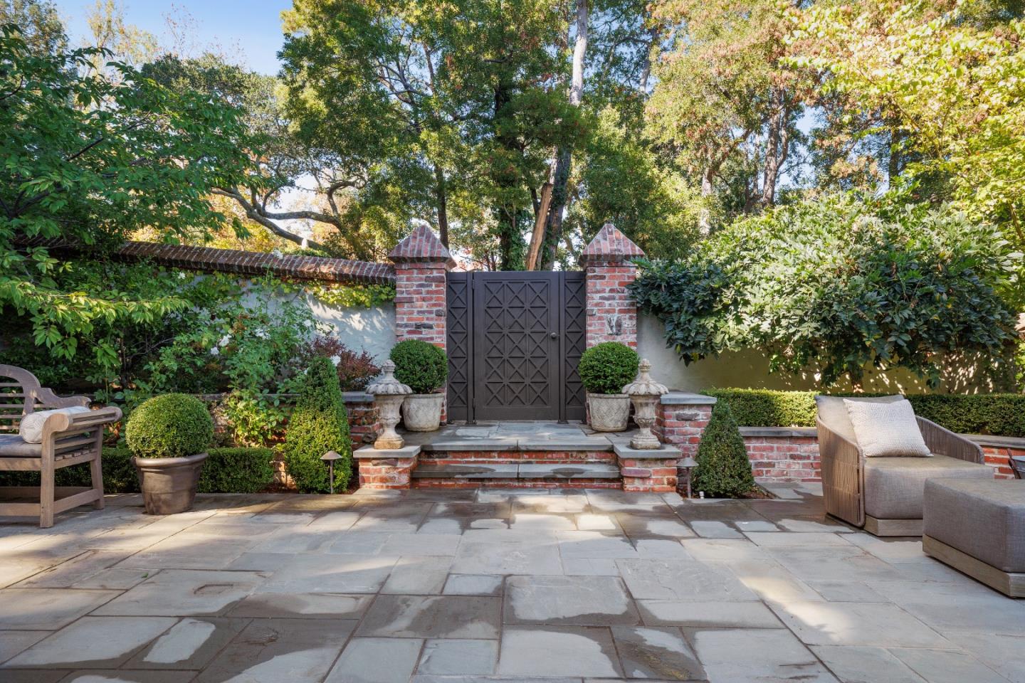 Detail Gallery Image 11 of 157 For 2415 Summit Dr, Hillsborough,  CA 94010 - 4 Beds | 3/1 Baths