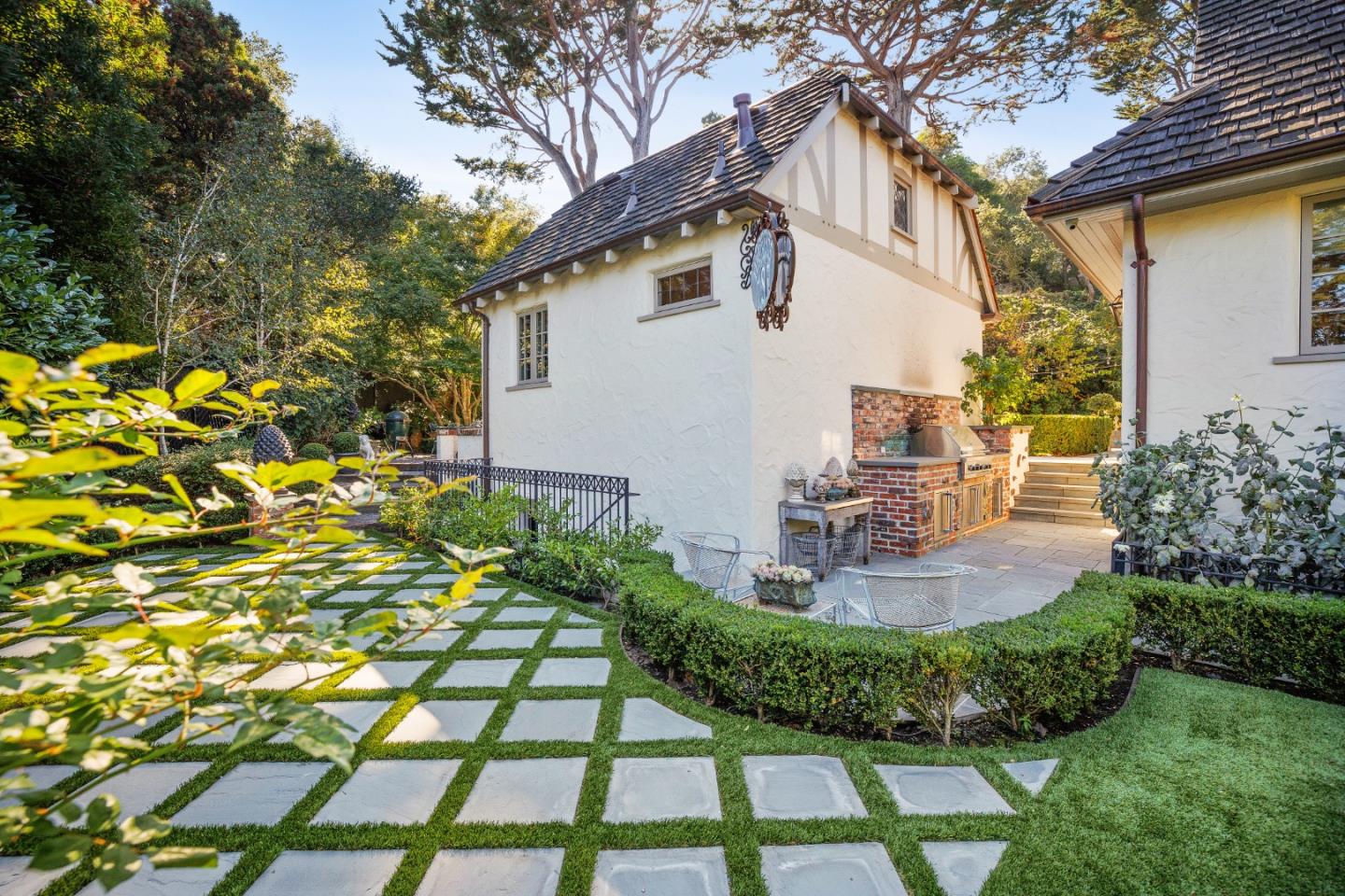 Detail Gallery Image 135 of 157 For 2415 Summit Dr, Hillsborough,  CA 94010 - 4 Beds | 3/1 Baths
