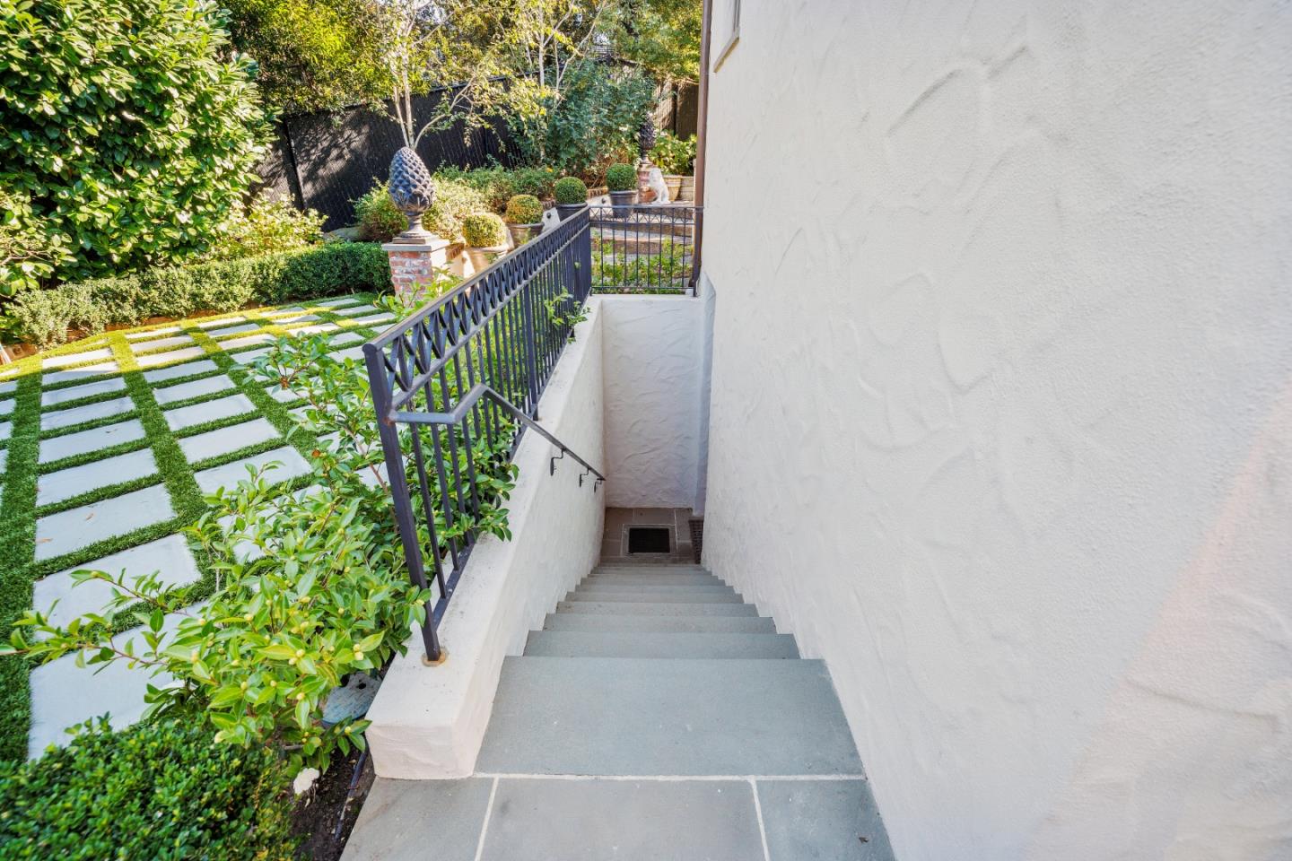 Detail Gallery Image 137 of 157 For 2415 Summit Dr, Hillsborough,  CA 94010 - 4 Beds | 3/1 Baths