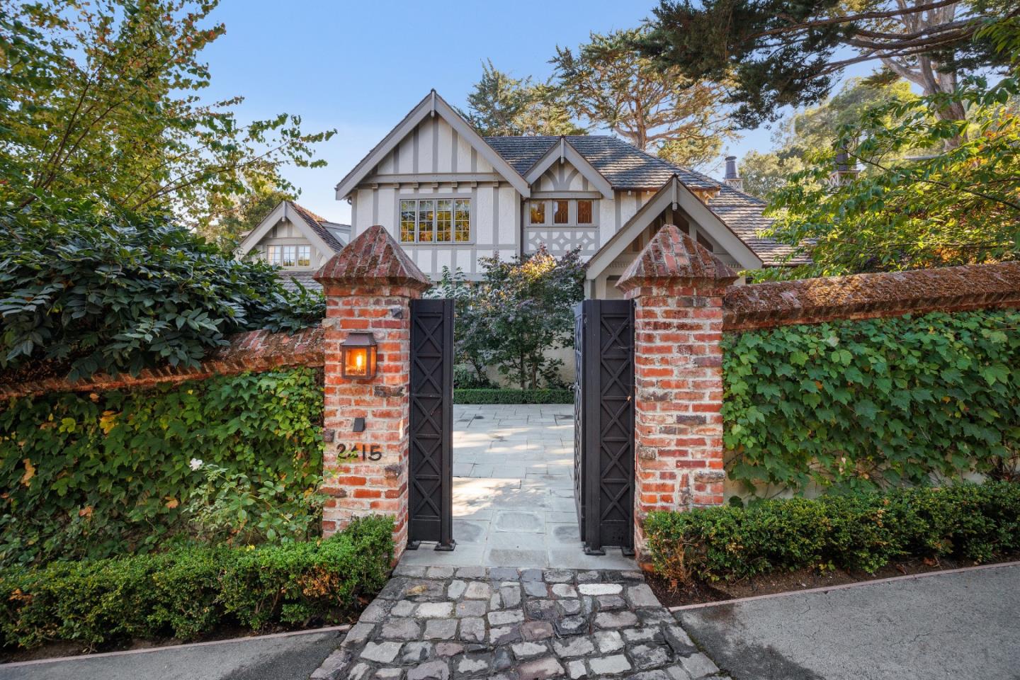 Detail Gallery Image 2 of 157 For 2415 Summit Dr, Hillsborough,  CA 94010 - 4 Beds | 3/1 Baths