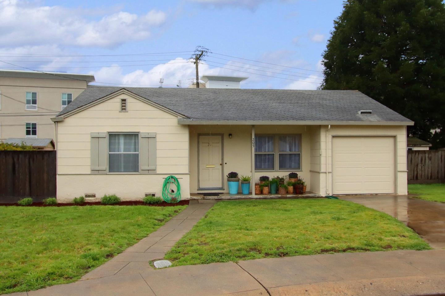 Detail Gallery Image 1 of 1 For 205 Ladera Ct, Santa Cruz,  CA 95060 - 2 Beds | 1 Baths