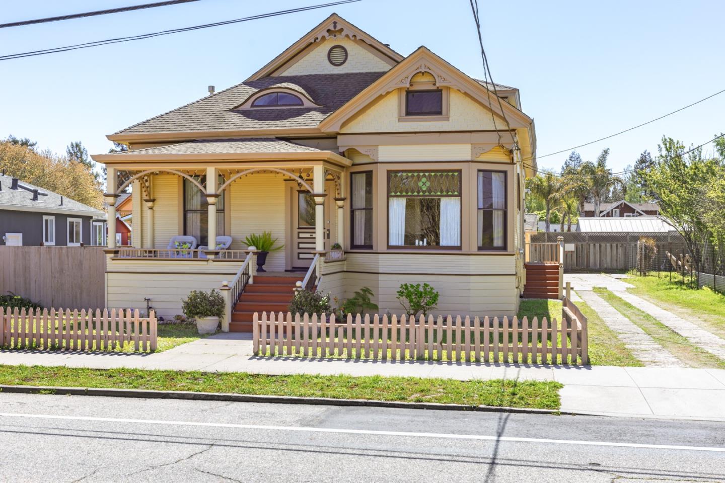 Detail Gallery Image 1 of 1 For 1111 Bay St #1,  Santa Cruz,  CA 95060 - 7 Beds | 4 Baths