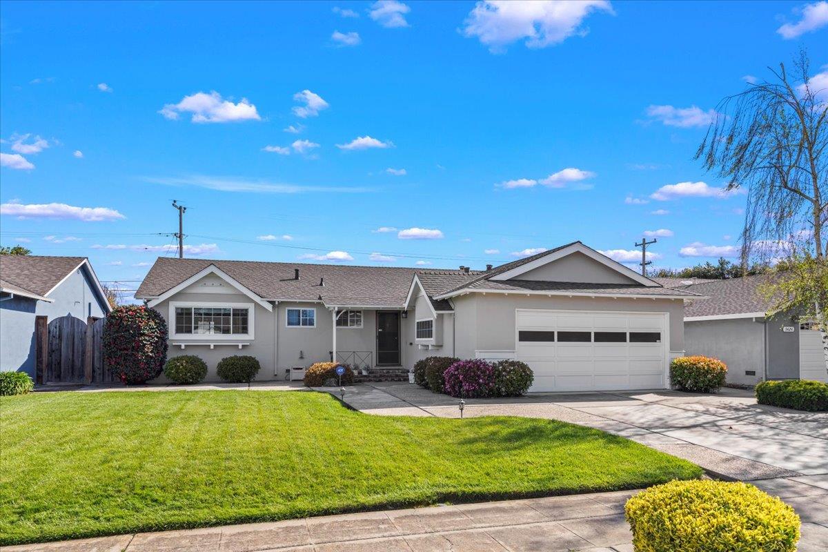 Detail Gallery Image 1 of 1 For 3412 Lindenoaks Dr, San Jose,  CA 95117 - 3 Beds | 3 Baths