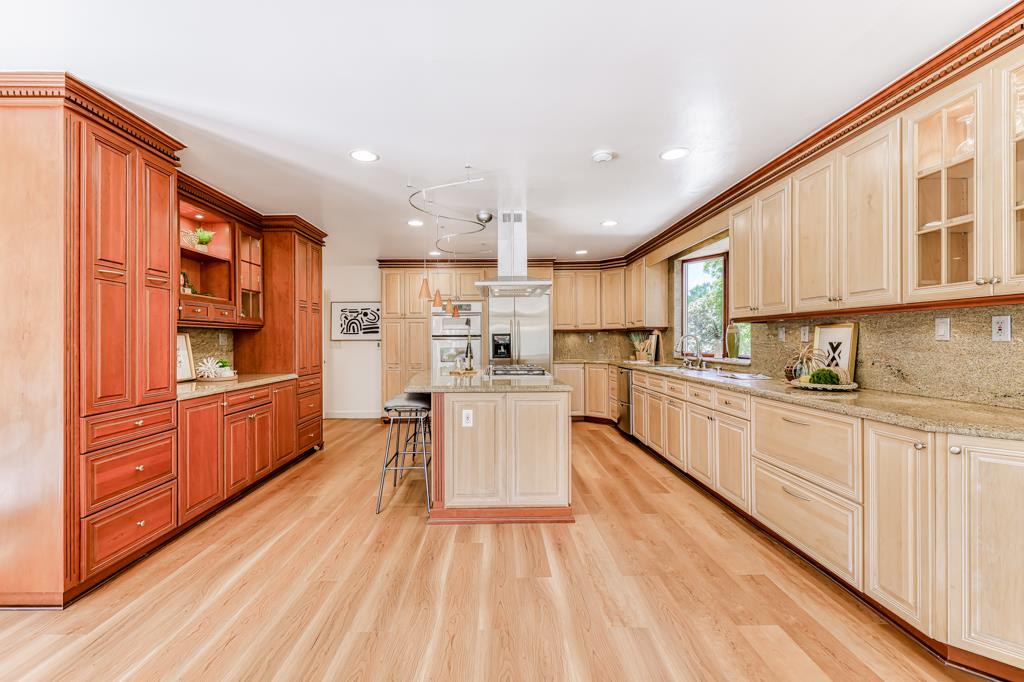 Detail Gallery Image 24 of 109 For 135 Bella Vista Dr, Hillsborough,  CA 94010 - 5 Beds | 4/1 Baths