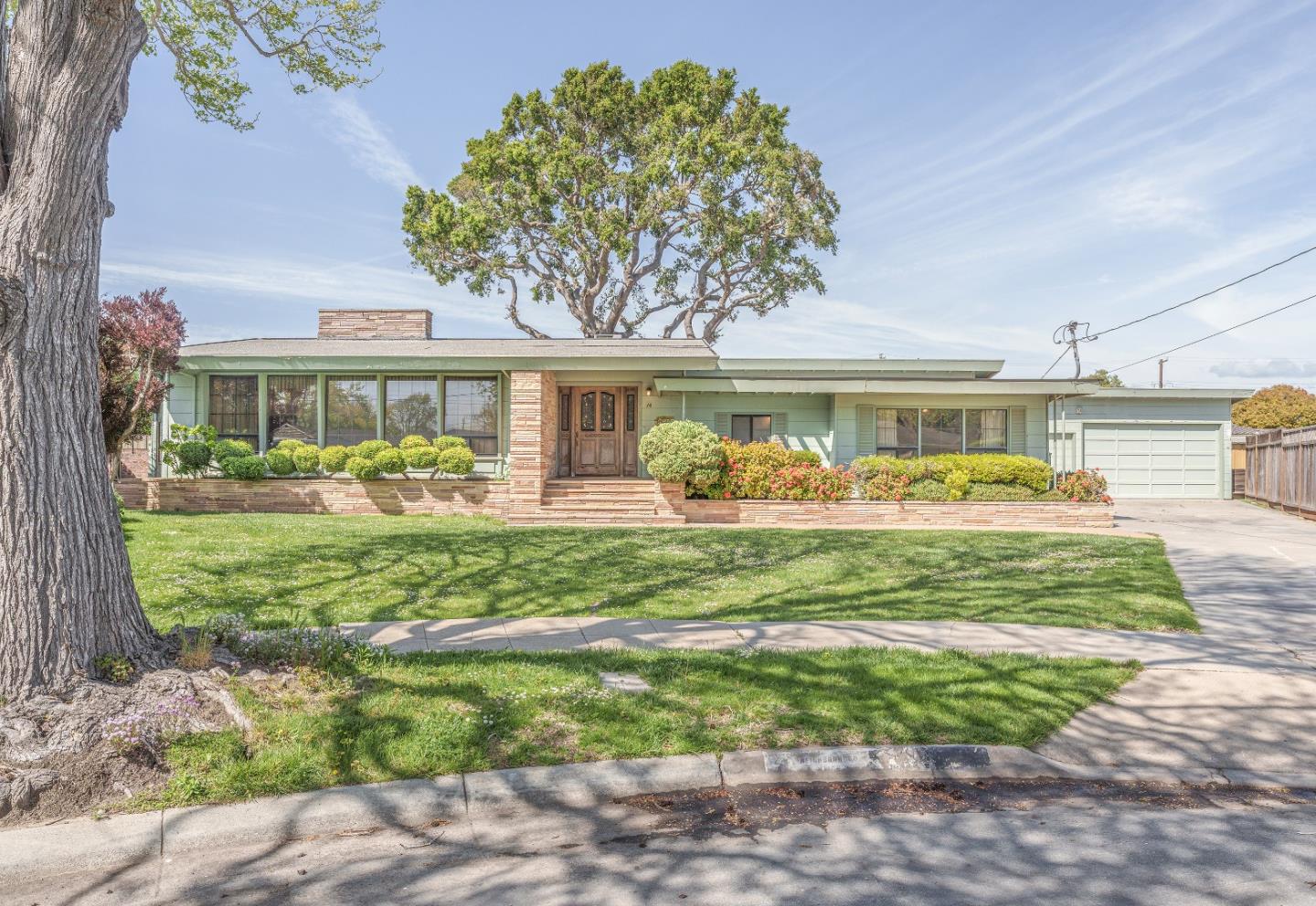 Detail Gallery Image 1 of 1 For 14 San Miguel Cir, Salinas,  CA 93901 - 3 Beds | 3 Baths