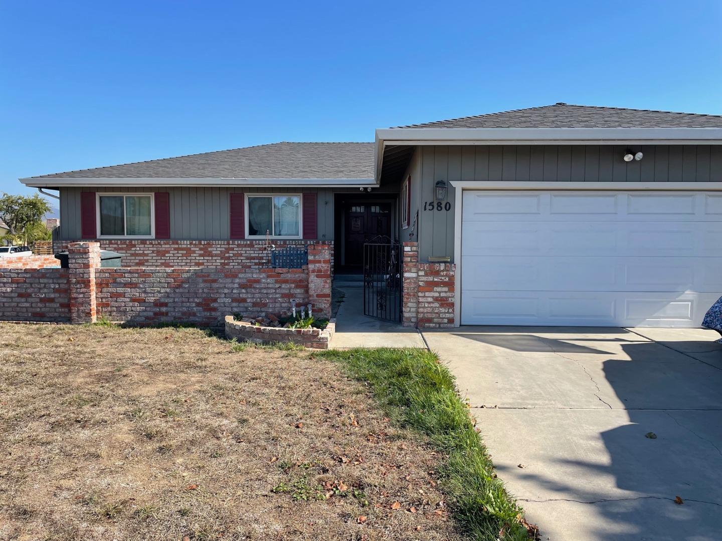 Detail Gallery Image 1 of 1 For 1580 Los Altos Way, Salinas,  CA 93906 - 3 Beds | 2 Baths