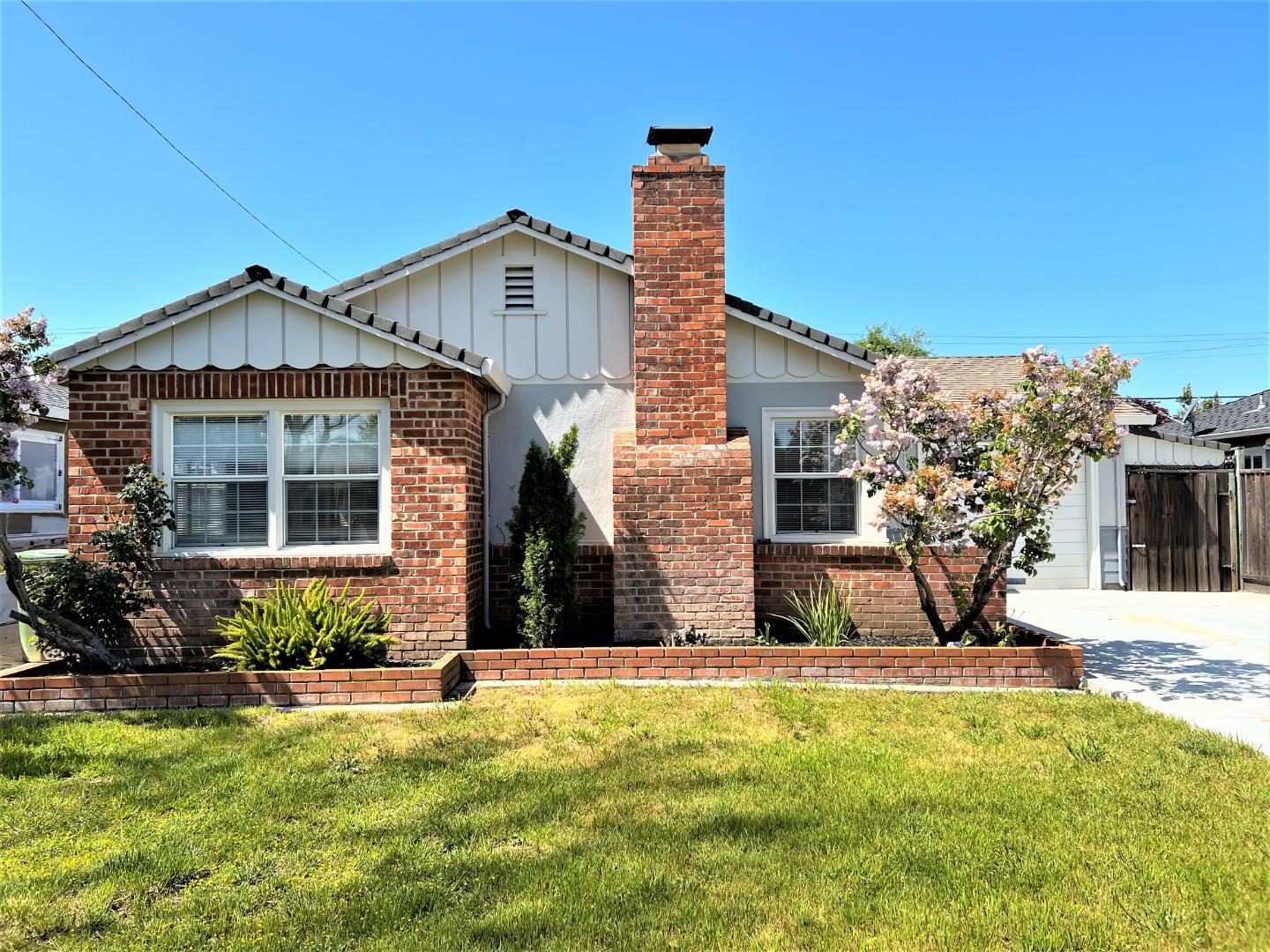 Detail Gallery Image 1 of 1 For 1991 Jonathan Ave, San Jose,  CA 95125 - 2 Beds | 1 Baths