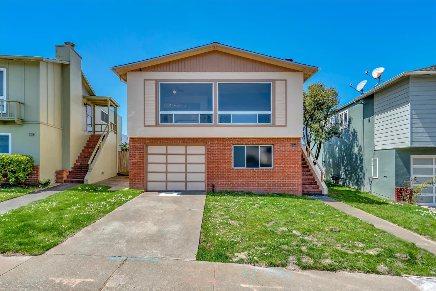 Detail Gallery Image 1 of 1 For 212 El Dorado Dr, Pacifica,  CA 94044 - 3 Beds | 2 Baths