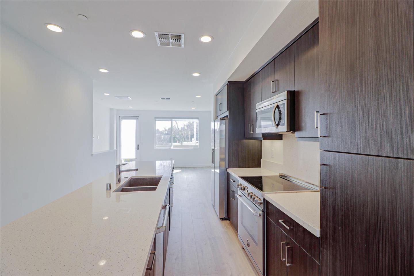 Detail Gallery Image 10 of 37 For 105 Uptown Cir, Oakland,  CA 94607 - 2 Beds | 2/1 Baths