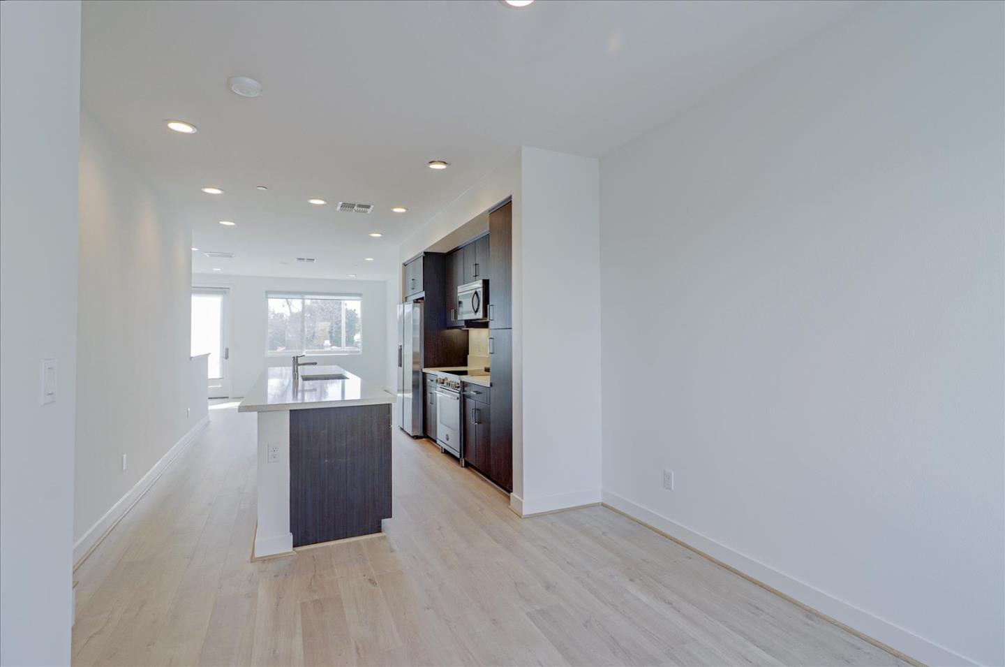 Detail Gallery Image 8 of 37 For 105 Uptown Cir, Oakland,  CA 94607 - 2 Beds | 2/1 Baths