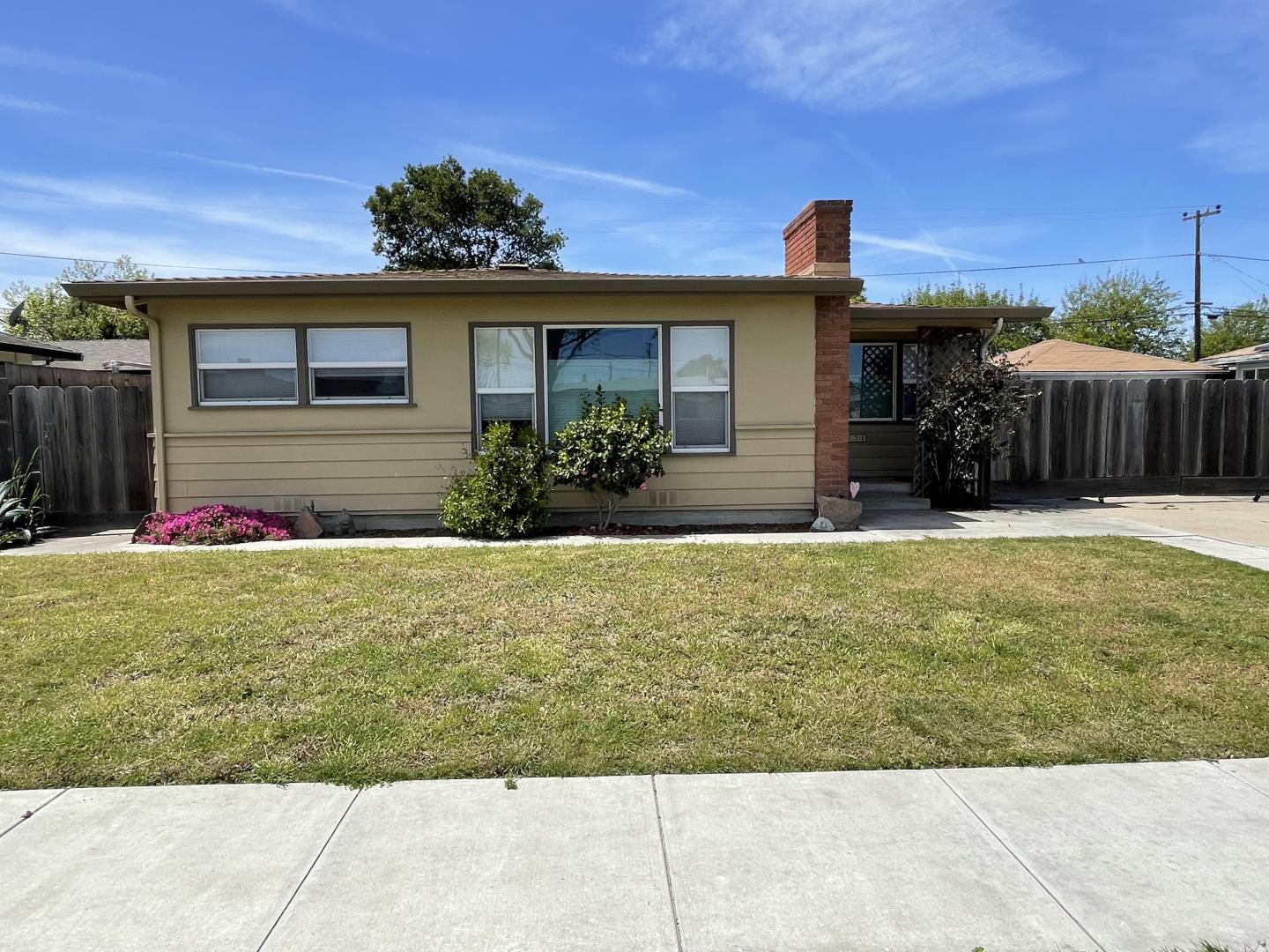 Detail Gallery Image 1 of 1 For 1171 Polk St, Salinas,  CA 93906 - 3 Beds | 2 Baths