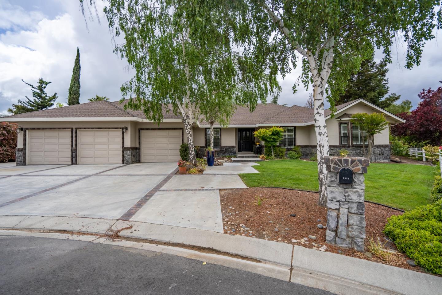 Photo of 103 Louise Cir in Hollister, CA