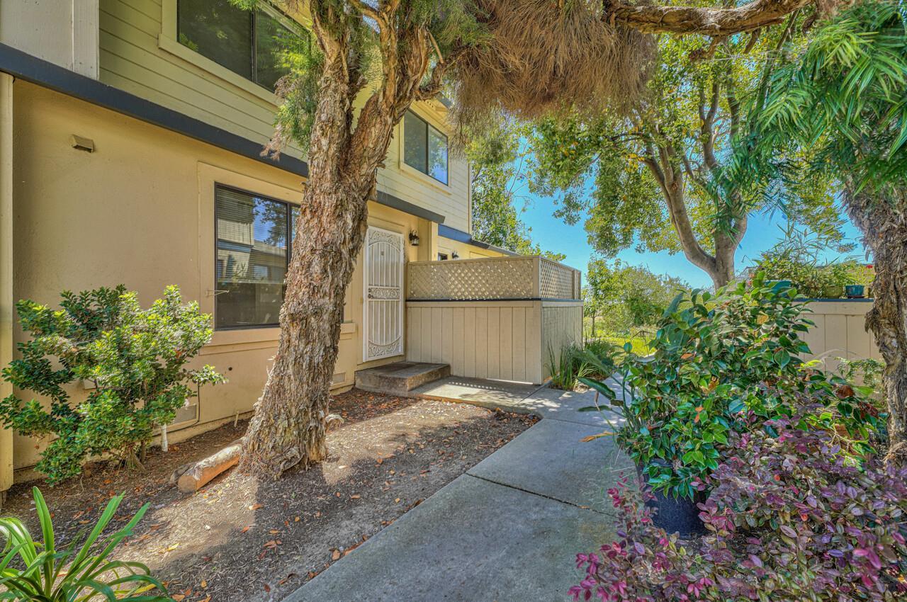 Detail Gallery Image 1 of 1 For 225 Silver Leaf Dr #C,  Watsonville,  CA 95076 - 3 Beds | 1/1 Baths
