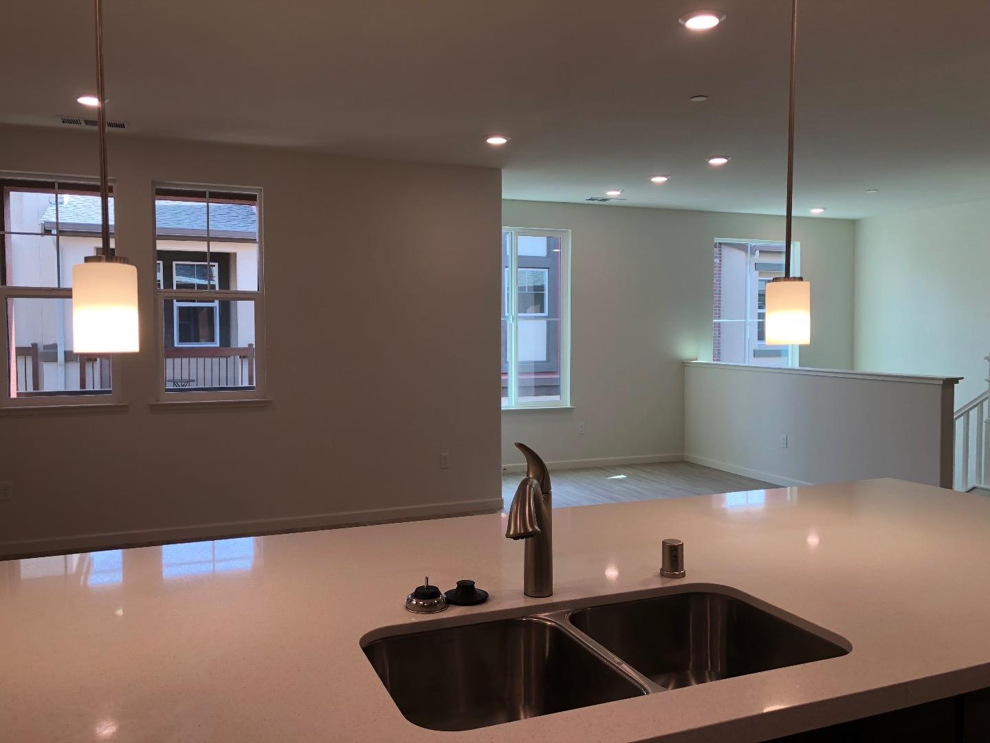 Detail Gallery Image 5 of 11 For 1036 Onofrio Ln #5,  San Jose,  CA 95131 - 2 Beds | 2 Baths