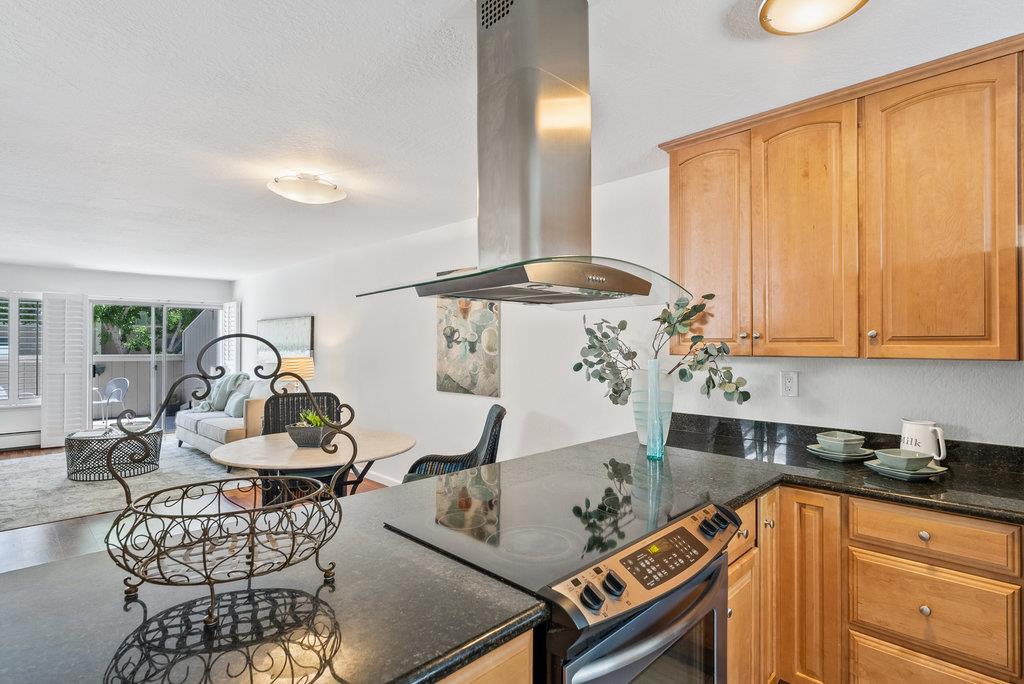 Detail Gallery Image 4 of 32 For 165 Okeefe St #11,  Menlo Park,  CA 94025 - 2 Beds | 1/1 Baths
