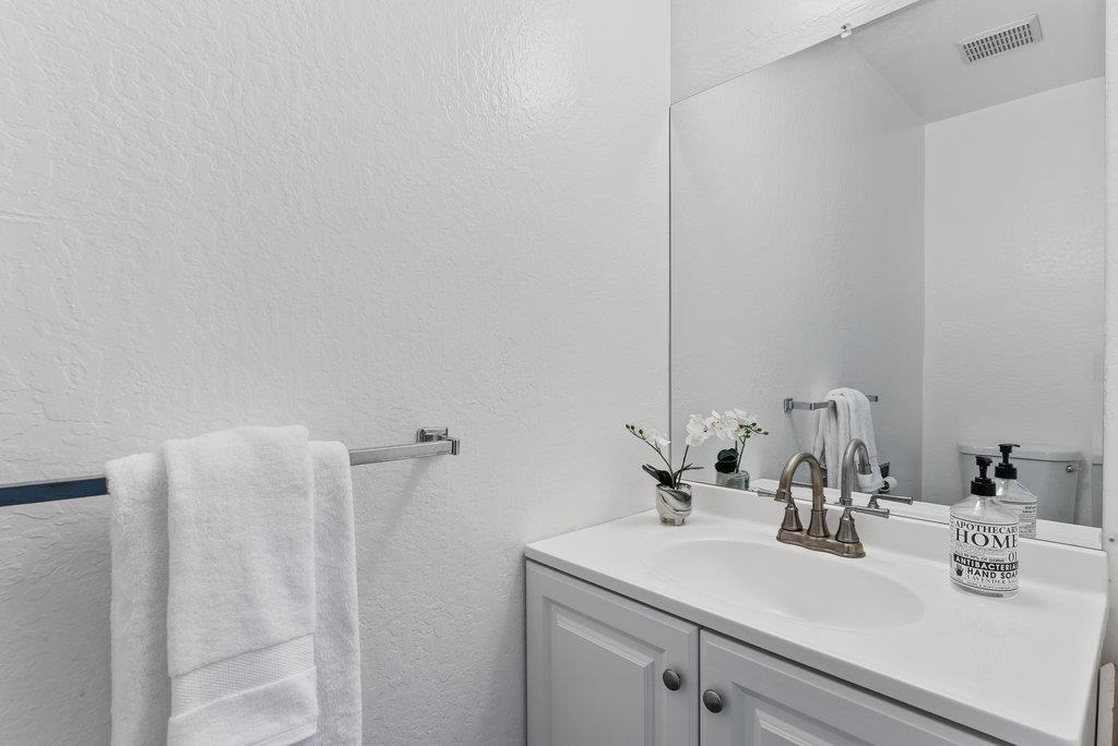 Detail Gallery Image 7 of 32 For 165 Okeefe St #11,  Menlo Park,  CA 94025 - 2 Beds | 1/1 Baths