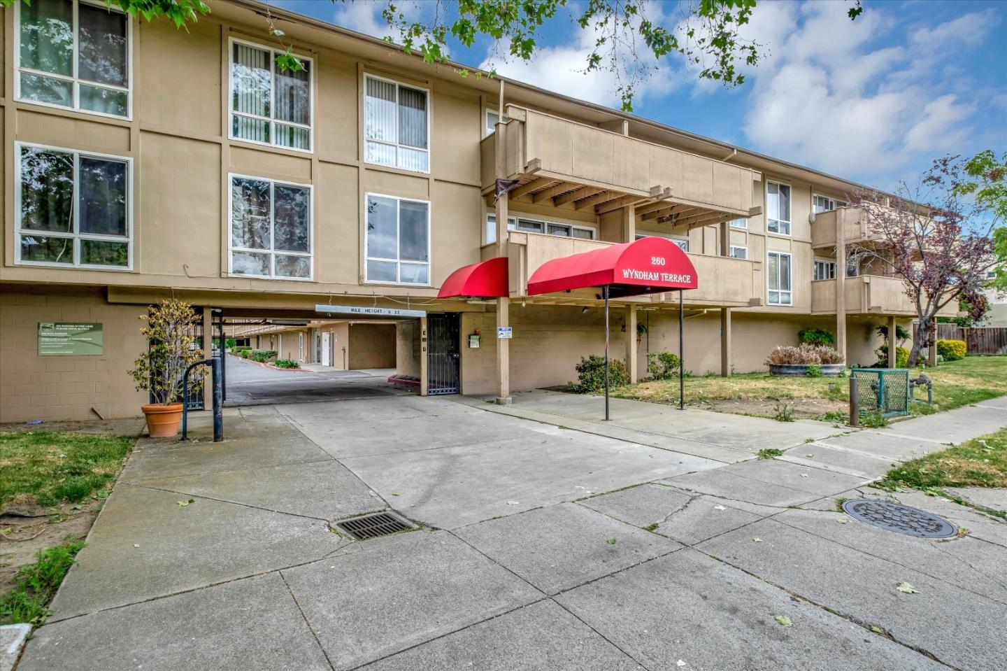 Detail Gallery Image 1 of 1 For 260 Industrial Pkwy #26,  Hayward,  CA 94544 - 1 Beds | 1 Baths