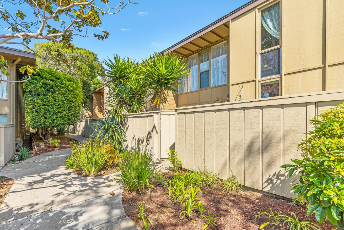 Detail Gallery Image 1 of 1 For 451 Dela Vina Ave #405,  Monterey,  CA 93940 - 2 Beds | 1/1 Baths