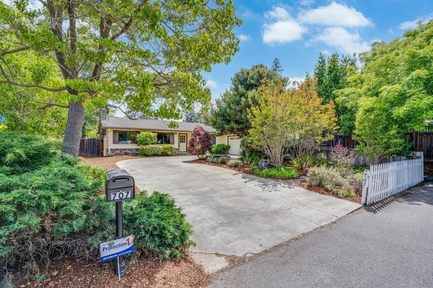 Detail Gallery Image 1 of 1 For 707 Benvenue Ave, Los Altos,  CA 94024 - 4 Beds | 3 Baths