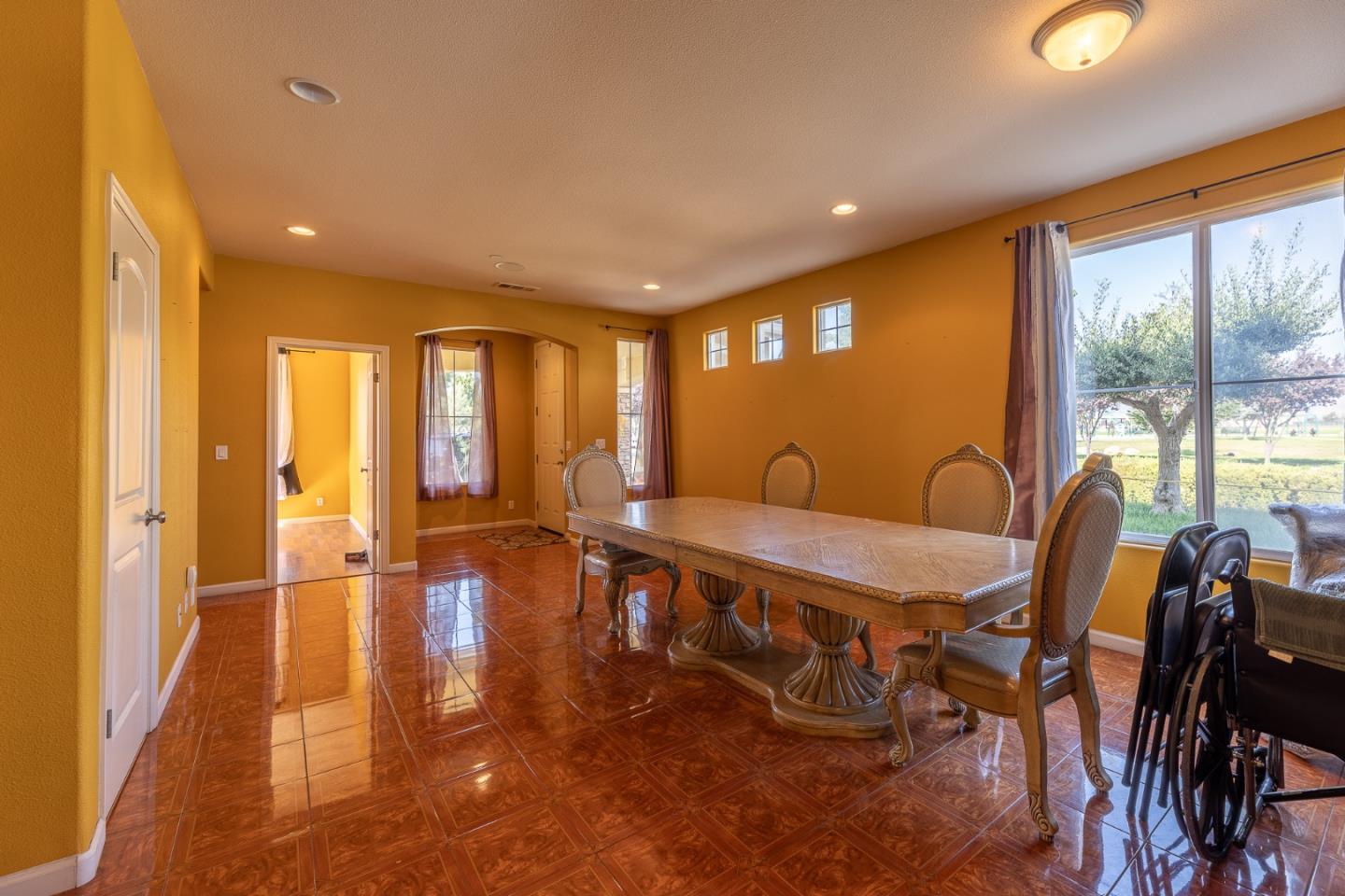 Detail Gallery Image 5 of 29 For 22 Arezzo Cir, Salinas,  CA 93905 - 6 Beds | 4 Baths