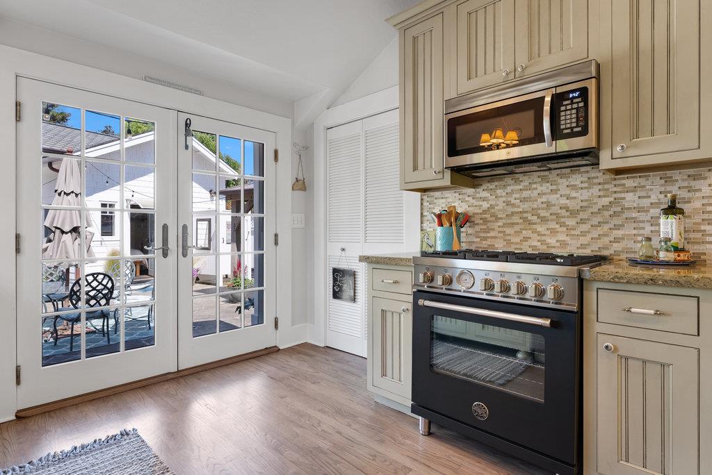 Detail Gallery Image 14 of 79 For 212 Hollister Ave, Capitola,  CA 95010 - 2 Beds | 2/1 Baths