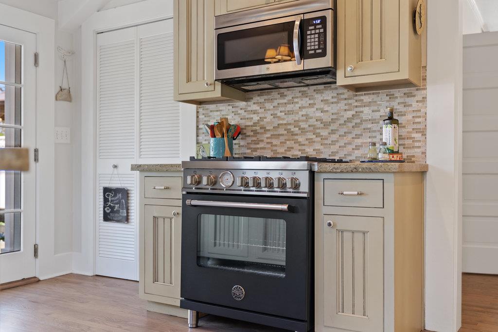Detail Gallery Image 38 of 79 For 212 Hollister Ave, Capitola,  CA 95010 - 2 Beds | 2/1 Baths