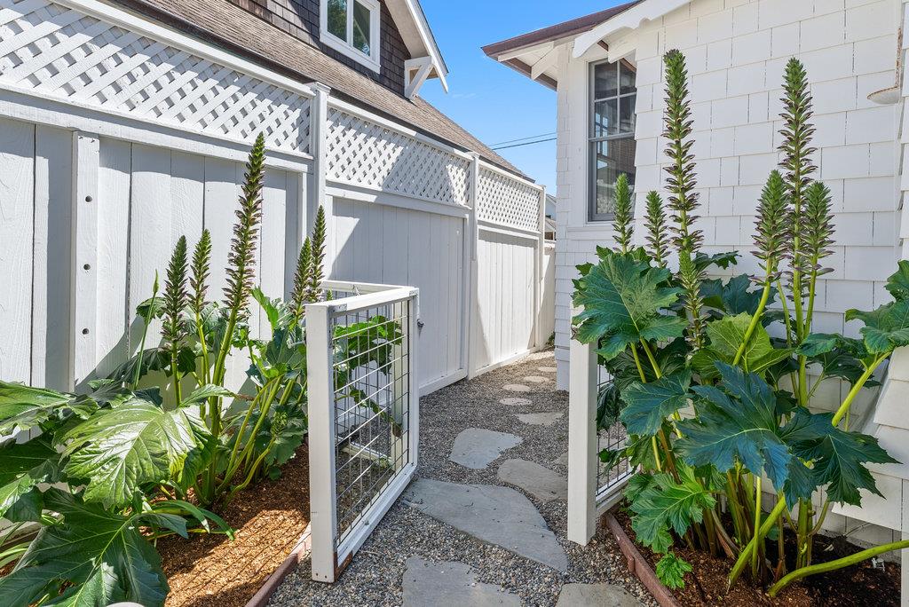 Detail Gallery Image 65 of 79 For 212 Hollister Ave, Capitola,  CA 95010 - 2 Beds | 2/1 Baths