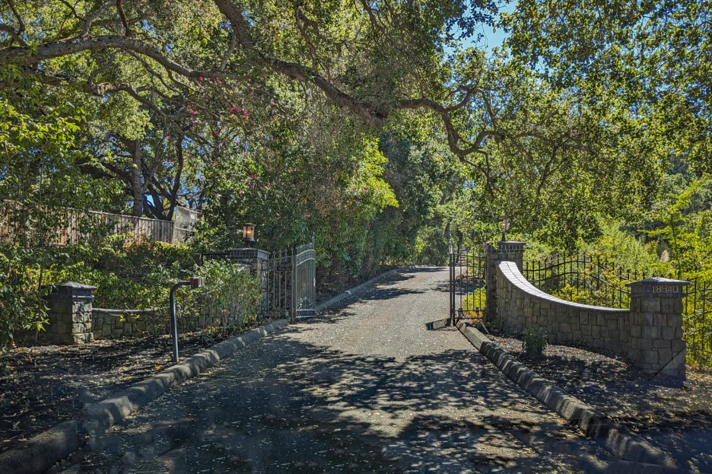 Detail Gallery Image 5 of 51 For 18540 Bicknell Rd, Monte Sereno,  CA 95030 - 6 Beds | 4/1 Baths