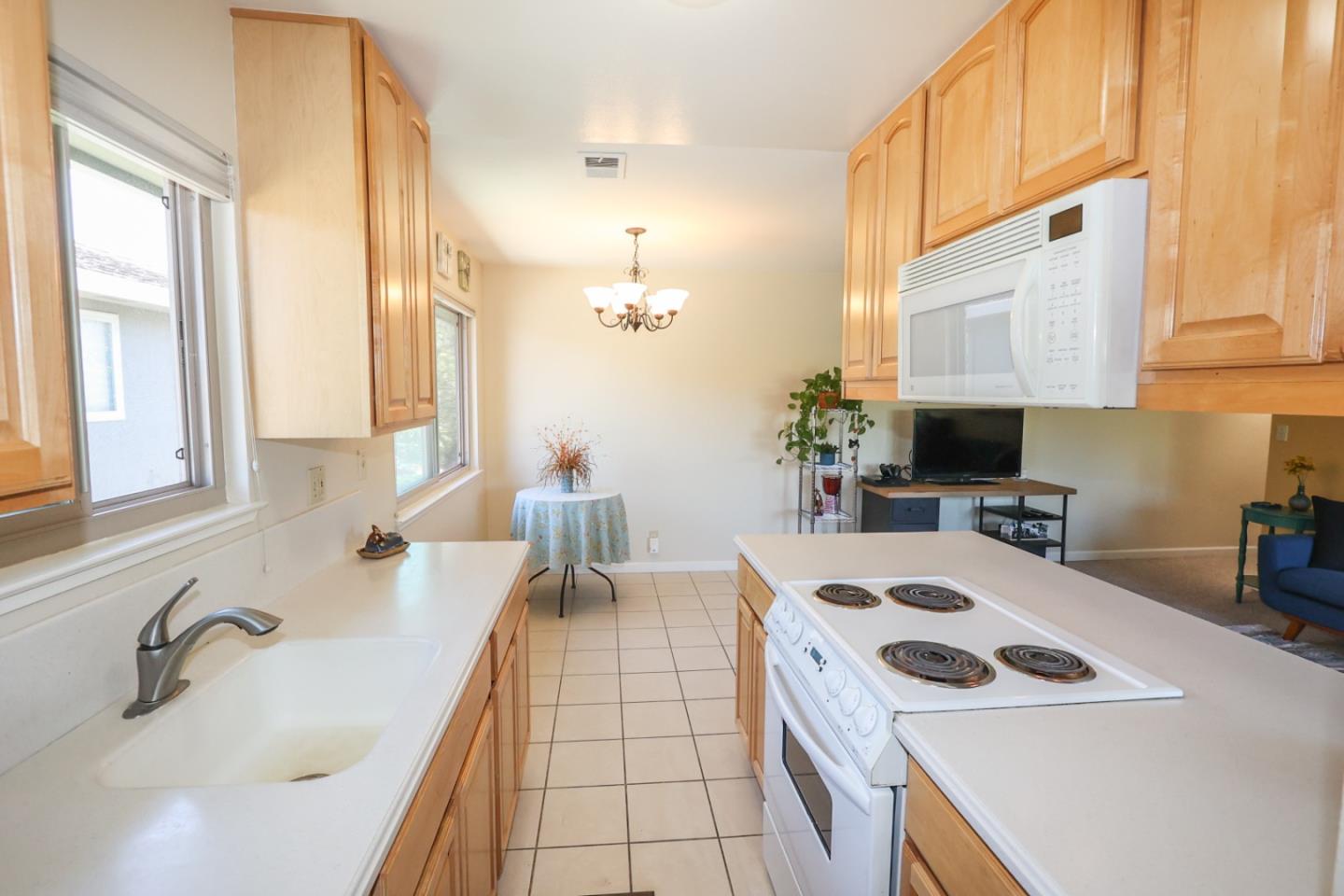 Detail Gallery Image 6 of 26 For 1375 Ruby Ct #4,  Capitola,  CA 95010 - 2 Beds | 1 Baths
