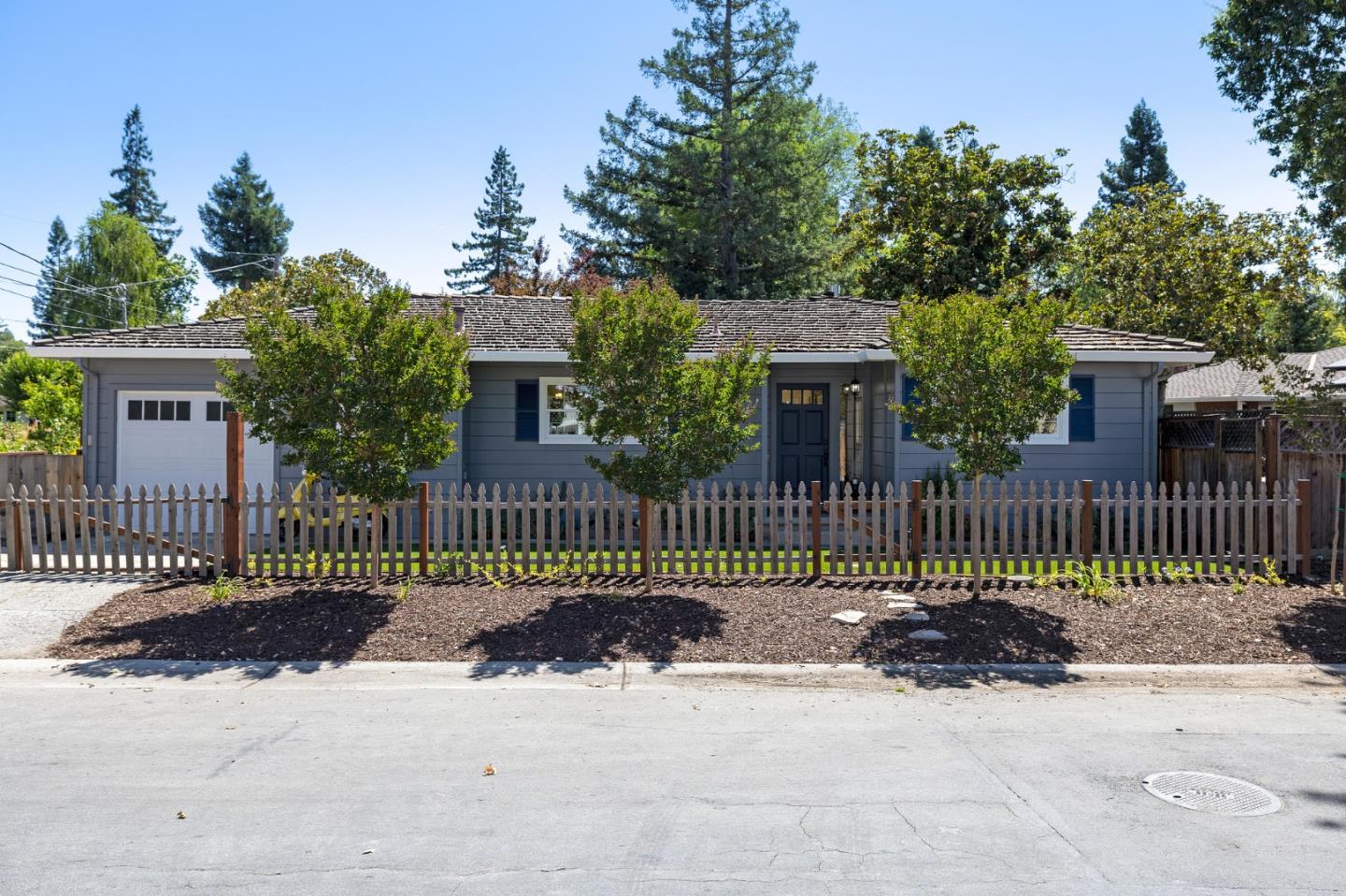 Detail Gallery Image 1 of 1 For 7 Bradley Ct, Redwood City,  CA 94061 - 3 Beds | 2 Baths